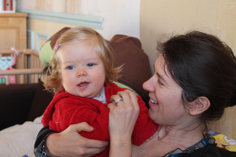 2013-12-26 Maman et Zelie rigolent, Tim et Val sur le canape 004.JPG